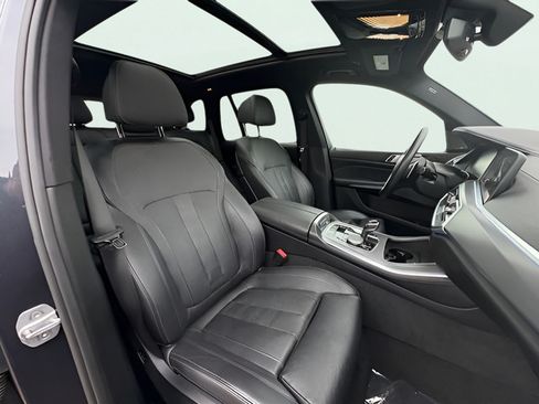 Used 2019 BMW X5 xDrive50i w/ Parking Assistance Package AWD/4WD image 18