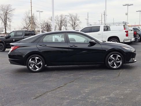 Used 2023 Hyundai Elantra SEL w/ Convenience Package image 2