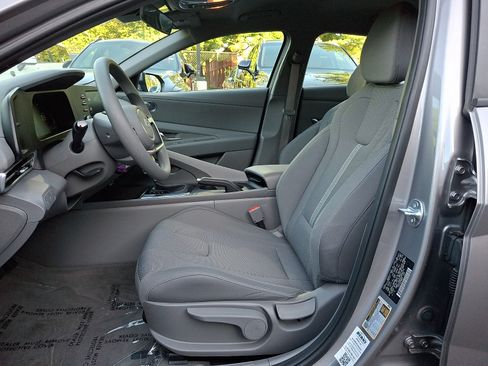 Used 2025 Hyundai Elantra SE FWD image 14
