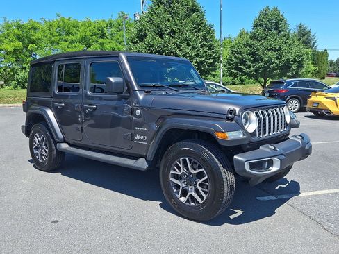 Used 2024 Jeep Wrangler Unlimited Sahara w/ Technology Group AWD/4WD image 12
