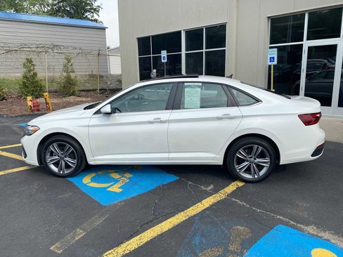 Used 2024 Volkswagen Jetta SE FWD image 8