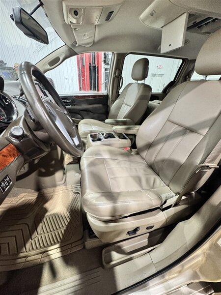 Used 2013 Chrysler Town & Country Touring FWD image 11
