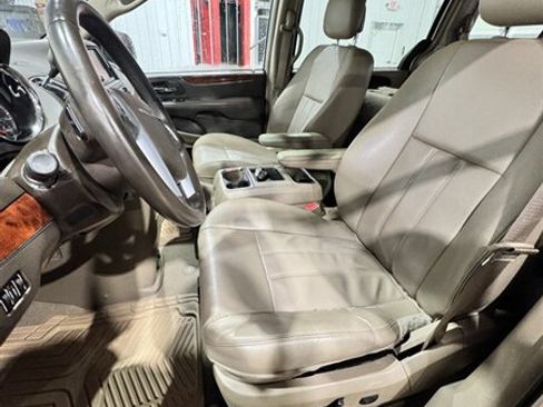 Used 2013 Chrysler Town & Country Touring FWD image 11