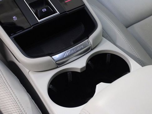 Certified 2022 Porsche Macan AWD/4WD image 27