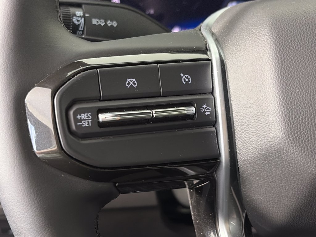Used 2025 Chevrolet Colorado ZR2 w/ Technology Package AWD/4WD image 17