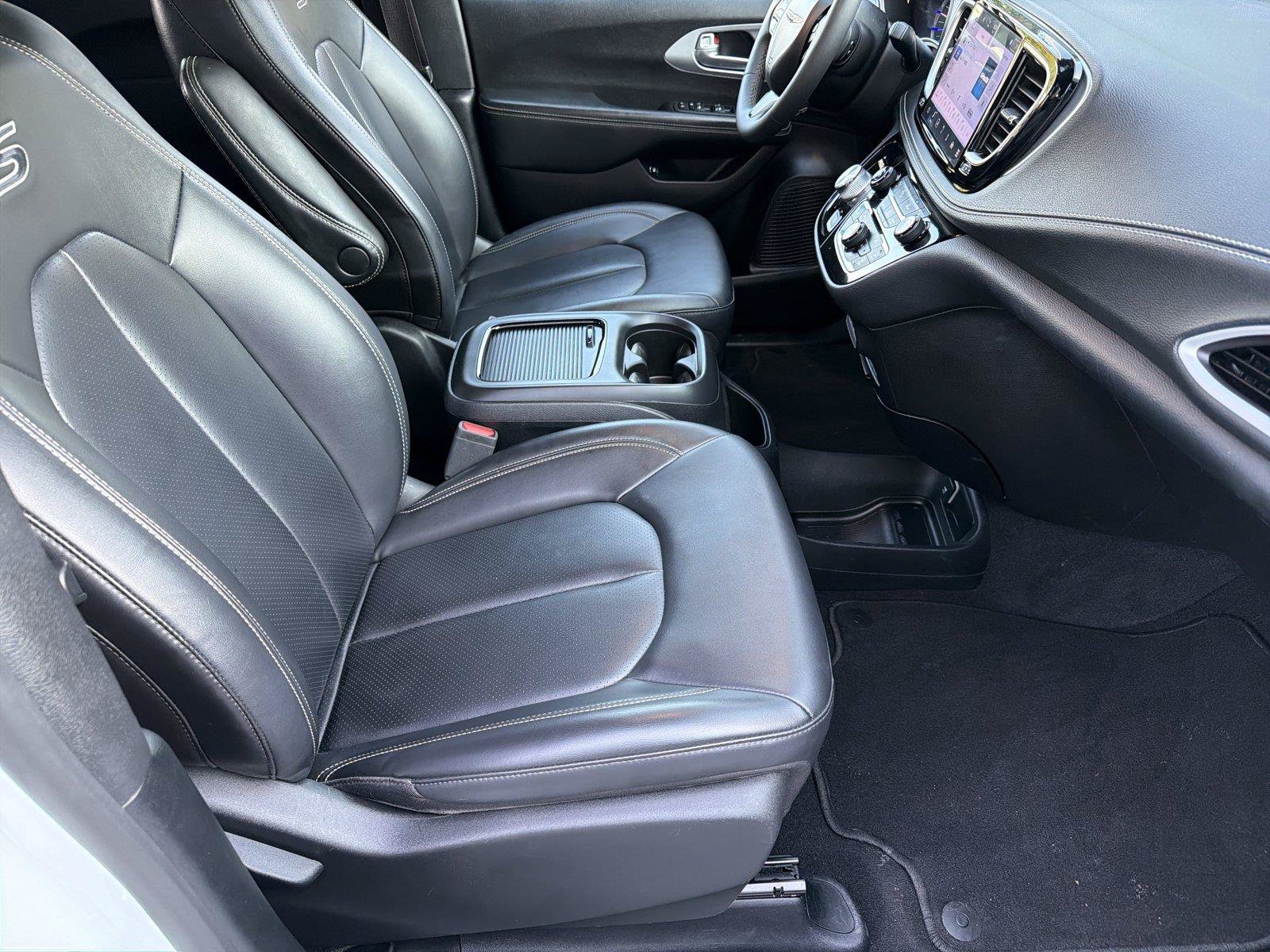 Used 2024 Chrysler Pacifica Limited FWD image 11