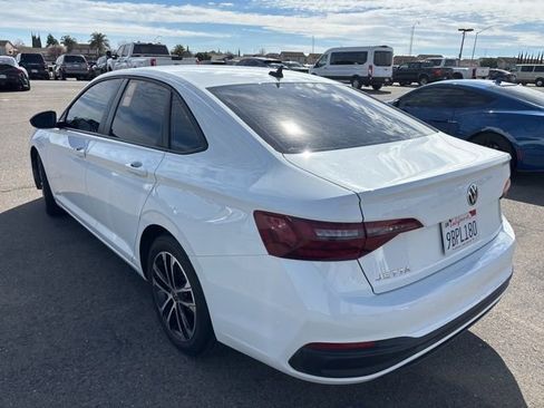 Used 2022 Volkswagen Jetta Sport image 9