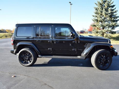 Used 2022 Jeep Wrangler Unlimited Sahara image 4