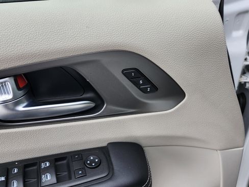 Used 2023 Chrysler Pacifica Touring-L image 23