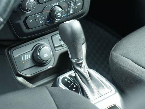 Used 2021 Jeep Renegade Latitude w/ Luxury Group I image 26