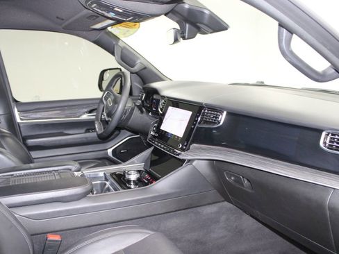 Used 2022 Jeep Wagoneer Series II AWD/4WD image 32