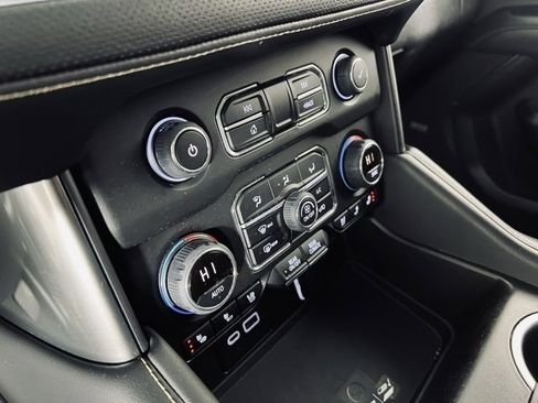 Used 2022 Chevrolet Suburban Premier image 22