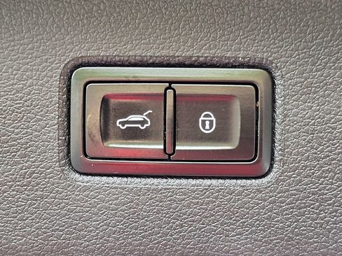 Used 2020 Bentley Bentayga Plug-In Hybrid image 78