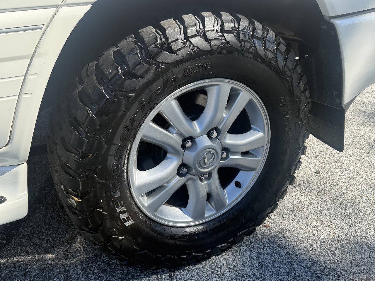 Used 2005 Lexus LX 470 4WD w/ Preferred Accessory Pkg image 20