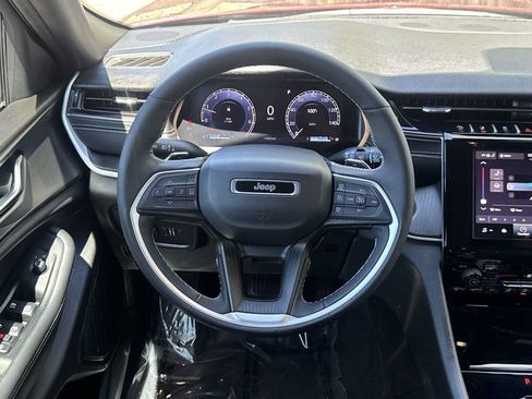 Used 2025 Jeep Grand Cherokee Altitude AWD/4WD image 19