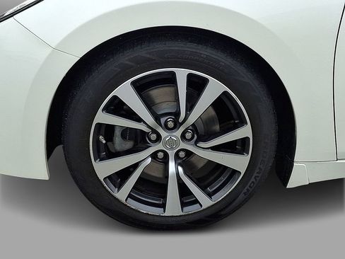 Used 2017 Nissan Maxima Platinum w/ Interior Lighting Package image 8