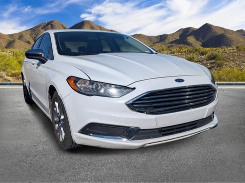 Used 2017 Ford Fusion SE w/ Fusion SE Technology Package image 3