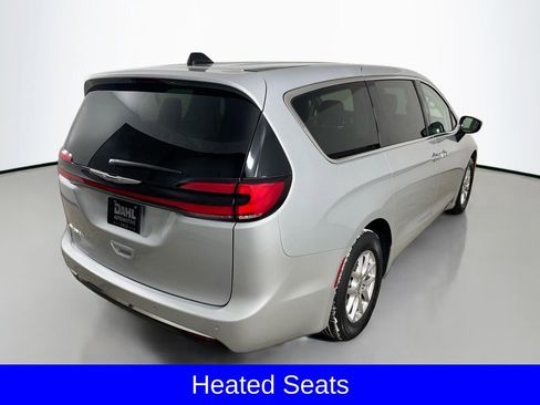 Used 2024 Chrysler Pacifica Touring-L image 9