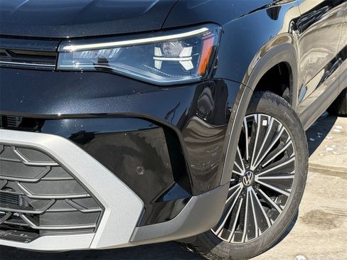 New 2026 Volkswagen Taos SE image 2