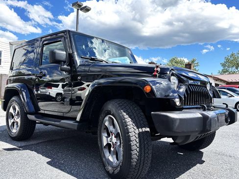 Used 2017 Jeep Wrangler Sahara w/ Connectivity Group AWD/4WD image 3