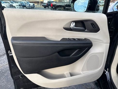 Used 2024 Chrysler Pacifica Touring-L image 19