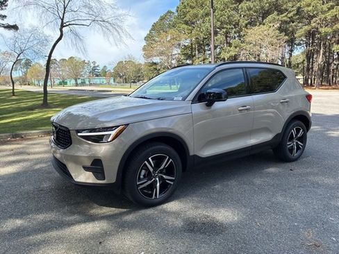 New 2026 Volvo XC40 B4 Core image 1