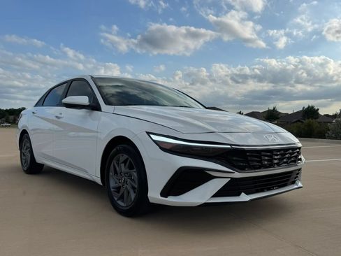 Used 2024 Hyundai Elantra SEL FWD image 3