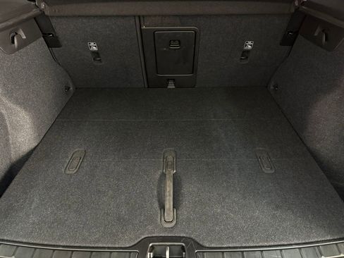 Used 2025 Volvo XC40 B5 Plus image 30