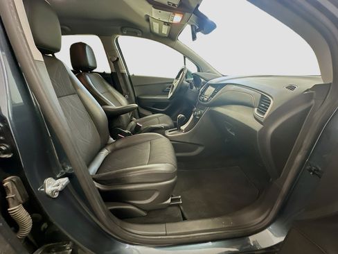 Used 2021 Chevrolet Trax LT w/ LT Convenience Package image 31