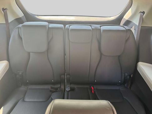 Used 2024 Kia Carnival EX FWD image 11