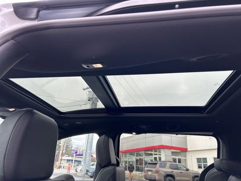 New 2026 Chrysler Pacifica Select AWD/4WD image 18