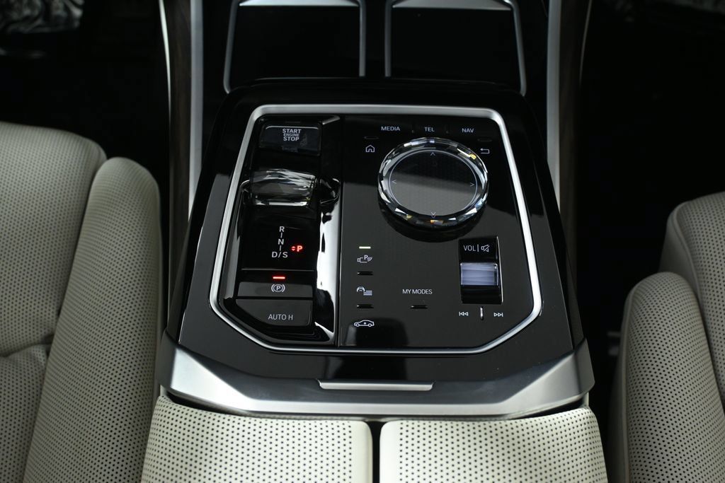 Certified 2023 BMW 760i xDrive w/ Executive Package AWD/4WD image 24