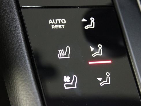 Used 2025 Porsche Macan image 30