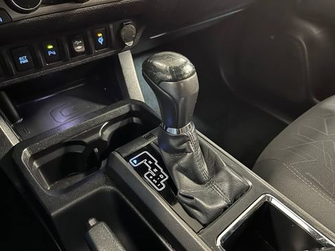 Used 2017 Toyota Tacoma TRD Off-Road AWD/4WD image 25
