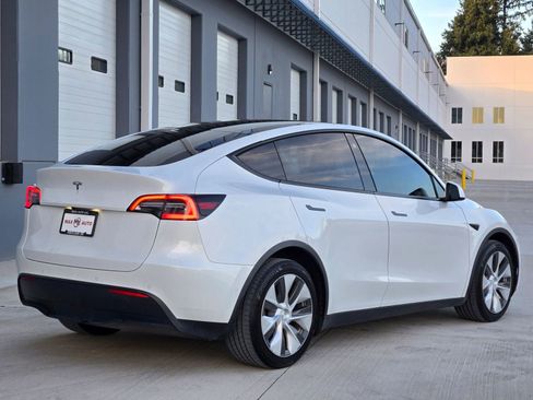 Used 2021 Tesla Model Y Long Range image 8