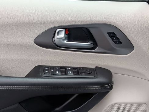 Used 2024 Chrysler Pacifica Touring-L FWD image 13
