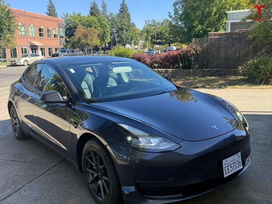 Used 2023 Tesla Model 3 Standard Range RWD image 1