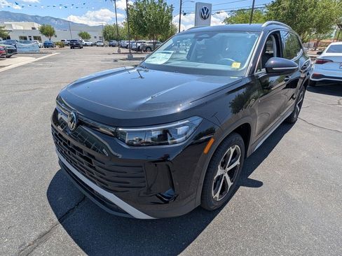 New 2025 Volkswagen Tiguan SE image 9