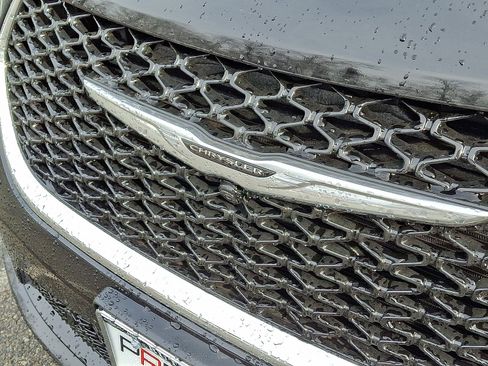 New 2026 Chrysler Pacifica Select image 4