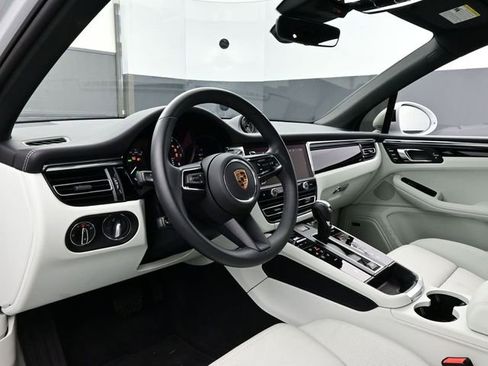 Certified 2025 Porsche Macan AWD/4WD image 4
