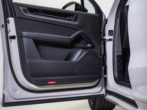 New 2026 Porsche Cayenne Turbo image 25