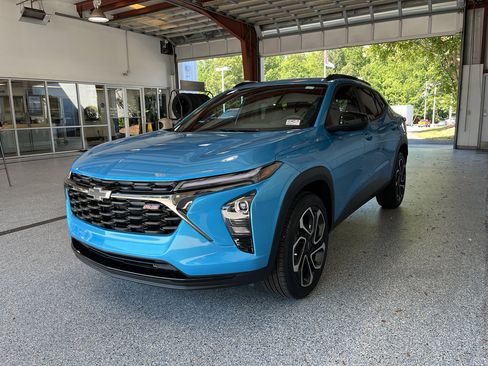 Used 2025 Chevrolet Trax RS w/ Sunroof Package FWD image 4