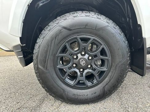 Used 2022 Toyota Tacoma SR5 AWD/4WD image 9