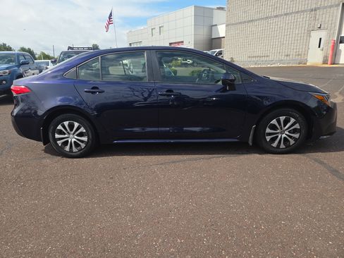 Used 2022 Toyota Corolla LE FWD image 2
