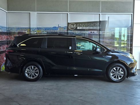Certified 2026 Toyota Sienna XLE FWD image 4