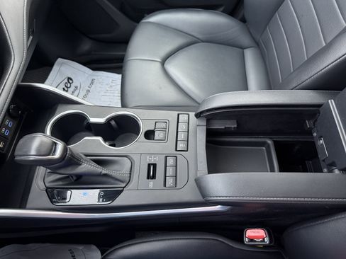 Used 2022 Toyota Highlander XLE image 27