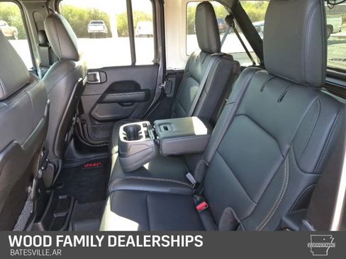 Used 2025 Jeep Wrangler Sahara image 23