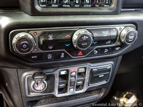 Used 2018 Jeep Wrangler Unlimited Sahara AWD/4WD image 17