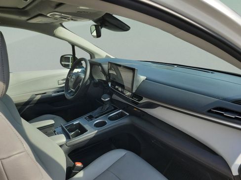 Certified 2026 Toyota Sienna XLE FWD image 10