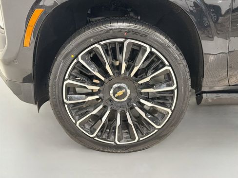 Used 2025 Chevrolet Suburban High Country AWD/4WD image 38